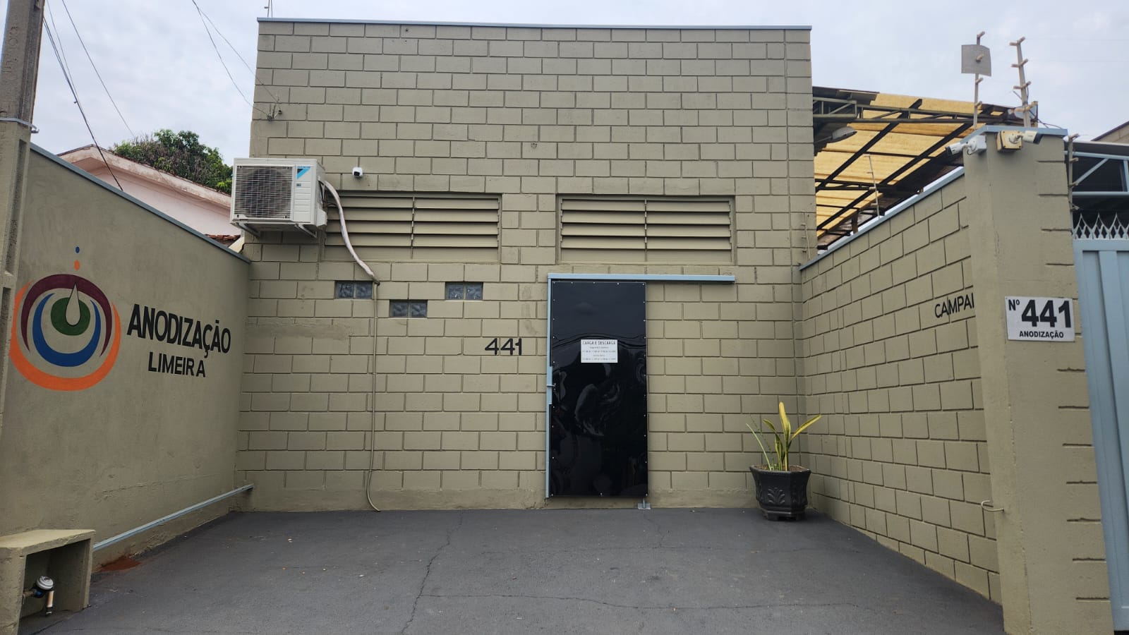 Amostras coloridas de anodização decorativa